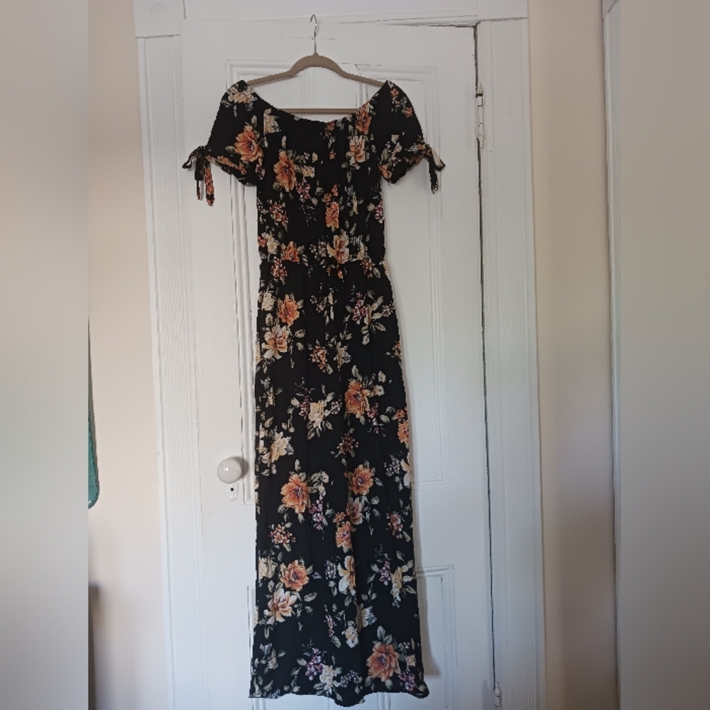 Xhilaratuin short sleeved floral pants romper in Medium (NEVER WORN)